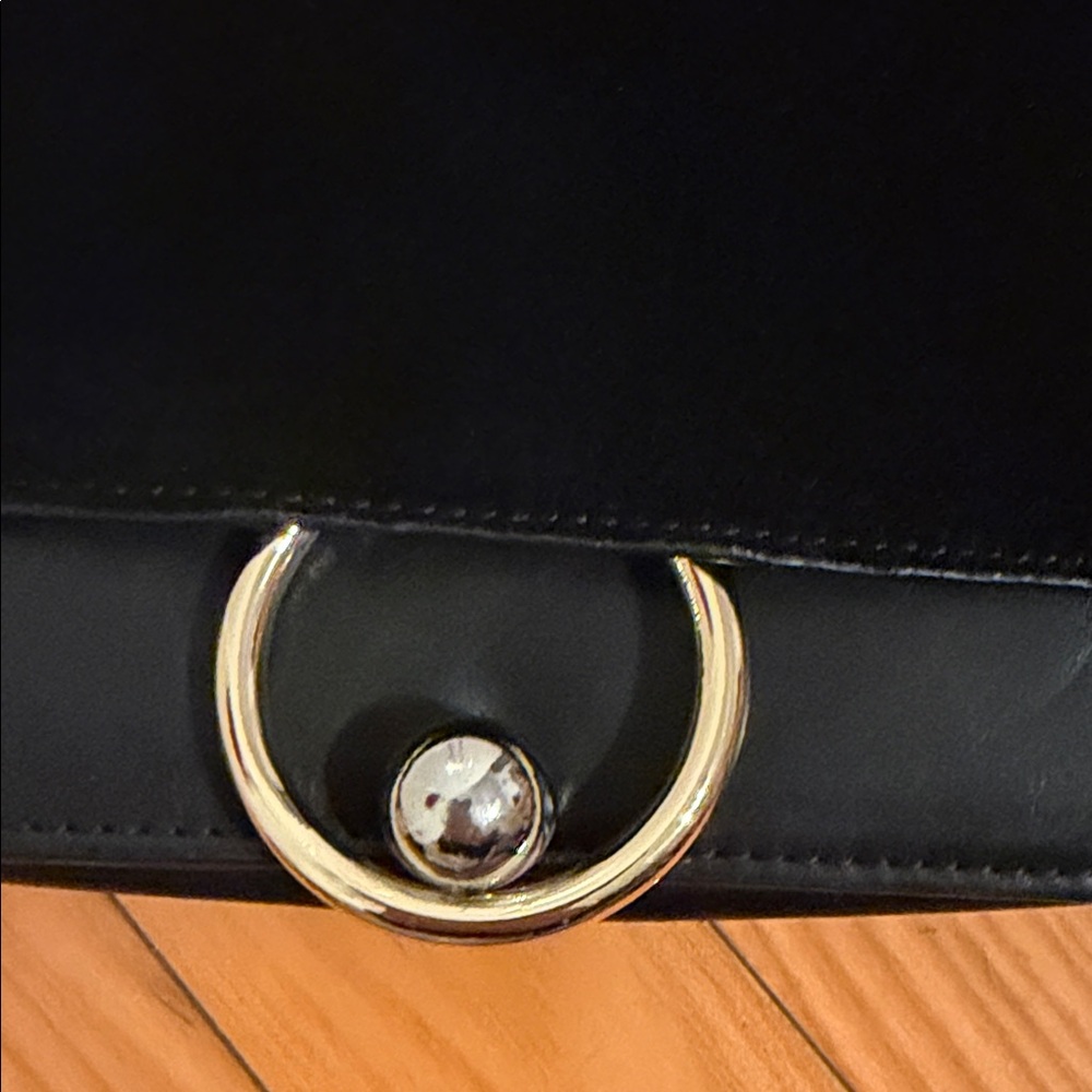 Elegant Black Leather Crossbody Bag - Picture 2 of 6